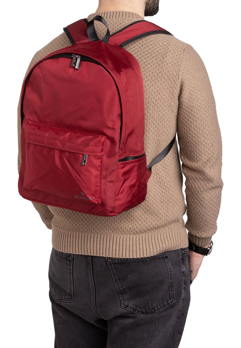 Sac à dos en nylon rouge avec un grand compartiment principal, une poche avant et des bretelles ajustables. Texturé lisse et subtil détail de logo.