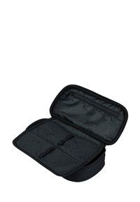 Borsa cosmetica nera con zip, dotata di scomparti interni e una tasca con zip. Presenta un design elegante e una texture liscia.