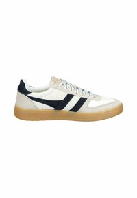 Sneaker met een witte mesh bovenkant, beige suède accenten en marineblauwe strepen. Beschikt over een gestructureerde rubberen zool en gegraveerde veters.