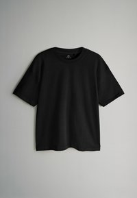 Schwarzes Baumwoll-T-Shirt mit kurzen Ärmeln, Rundhalsausschnitt und lässiger Passform. Glatte Textur, keine Muster oder Verzierungen.