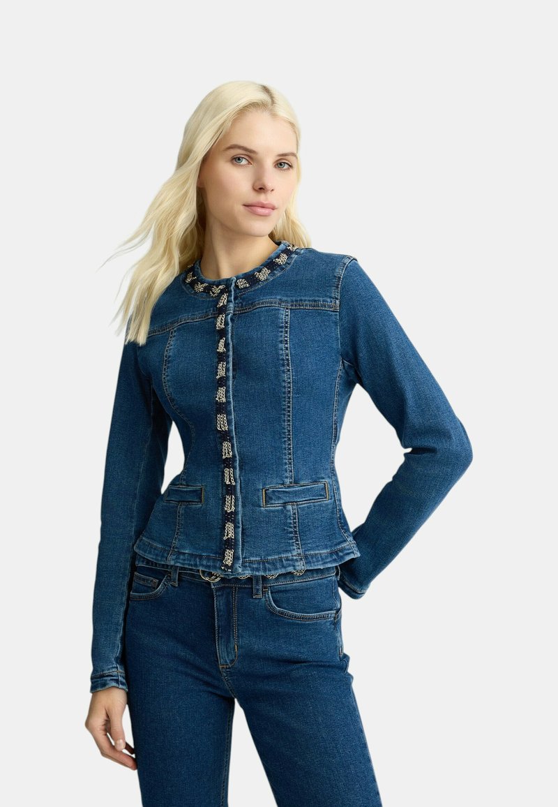 Giacca in denim con maniche lunghe, design a peplo, colore blu scuro, chiusura con bottoni decorata e due tasche frontali.