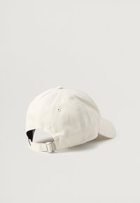 Bežna bombažna kapa za bejzbol z ukrivljenim vizirjem, nastavljivim trakom na hrbtni strani in gladko teksturo. Brez vidnih vzorcev ali logotipov.