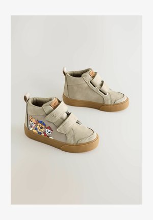 Beige hoge schoenen met twee klittenbandsluitingen, met een kleurraf grafiek van cartoonhonden aan de zijkant en een rubberen zool.