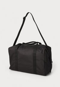 Zwarte sporttas van duurzaam materiaal, met dubbele handgrepen bovenaan en een verstelbare schouderriem, ritssluiting en een minimalistisch ontwerp.