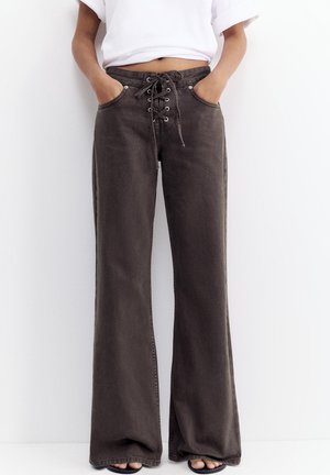 PULL&BEAR WITH PIRATE DETAIL - Blugi evazați - brown