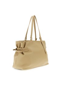 Beige leren draagtas met twee schouderriemen, gestructureerd oppervlak en een strakkere ontwerpfeature aan één kant.