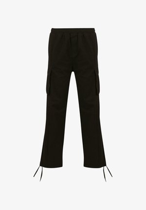 Schwarze Cargo-Hose mit elastischem Bund, seitlichen Taschen und Kordeln am Saum; aus einem leichten Stoff mit glatter Textur gefertigt.