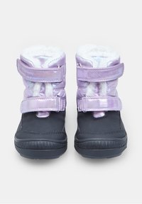 Ljubičaste vodootporne čizme s crnim gumeni potplatima, s dva čičak remena i flis podstavom za toplinu. Glatka tekstura i zaobljen oblik.