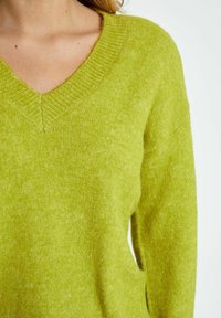 Desires GEA V-NECK - Džemperis - golden lime