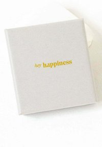 Szary prostokątny pudełko o gładkiej fakturze, z napisem "hej szczęście" w pogrubionej, metalicznej złotej czcionce na górnej powierzchni.