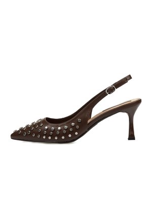 Zapato de cuero marrón tipo slingback con punta afilada, tachuelas plateadas y tacón medio. Textura suave con un acabado brillante.
