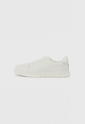 Sneakers bianchi con una texture liscia, punta rotonda e dettagli di cucitura sottili. Lacci piatti e un accento del logo sul tallone. Design minimalista.