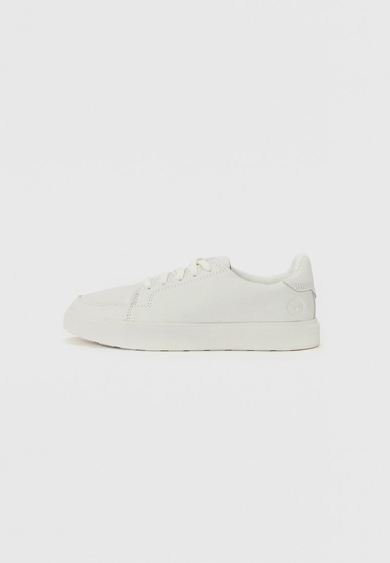 Sneakers bianchi con una texture liscia, punta rotonda e dettagli di cucitura sottili. Lacci piatti e un accento del logo sul tallone. Design minimalista.