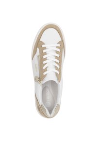 White sneaker with beige suede accents, gold zipper, and white laces. Features a rounded toe and smooth texture. Remonte logo visible inside.
