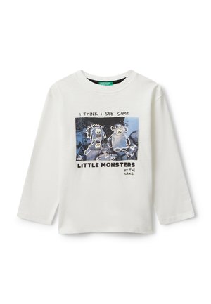 Weißes Langarm-T-Shirt mit einem blauen Grafikdesign, das Cartoon-Monster zeigt, und dem Text "ICH GLAUBE, ICH SEHE EINIGE KLEINE MONSTER AM SEE."