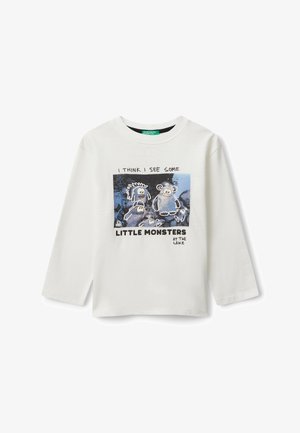 Camiseta blanca de manga larga con un gráfico azul que presenta monstruos de dibujos animados y el texto "CREO QUE VEO ALGUNOS PEQUEÑOS MONSTRUOS EN EL LAGO."