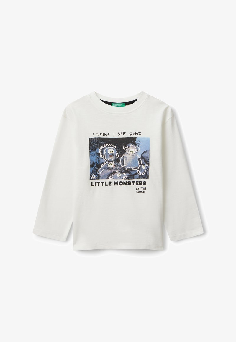 Weißes Langarm-T-Shirt mit einem blauen Grafikdesign, das Cartoon-Monster zeigt, und dem Text "ICH GLAUBE, ICH SEHE EINIGE KLEINE MONSTER AM SEE."