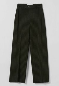 Mörkgröna, vida byxor med vertikala vita ränder. Har knäppning och en skräddarsydd midja. Slät tygkvalitet.