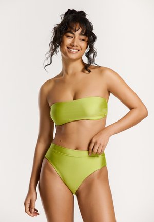 Ensemble de bikini vert comprenant un haut sans bretelles et un bas taille haute. Texture lisse et brillante avec des accents de quincaillerie minimalistes.