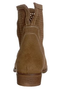 Stivali ankle in suede marrone con un design perforato, caratterizzati da cuciture bianche e un tacco a strati. Punta arrotondata e schiena aperta per una maggiore traspirabilità.