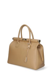 Borsa a mano in pelle beige con forma strutturata, manici doppi e dettagli in metallo dorato. Presenta una chiusura sicura e una sottile texture.