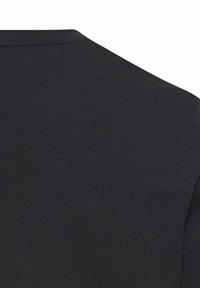 Sort bomuldsskjorte med rund hals, der har en glat tekstur og enkel stil. Stoffet er ugennemsigtigt med minimale syningsdetaljer.