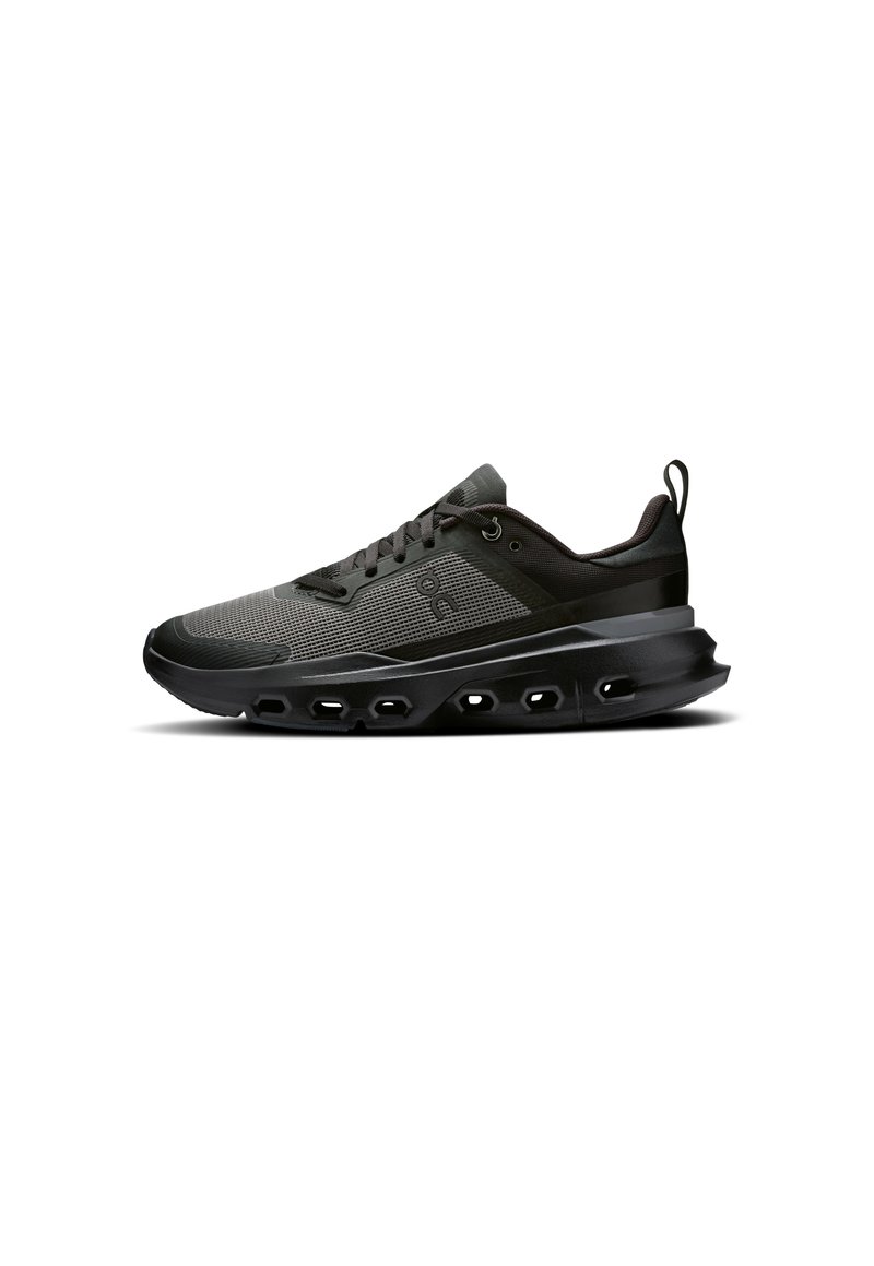 Schwarze Herren-Sportschuhe mit einem strukturierten Mesh-Obermaterial, gepolstertem Schaftrand, Schnürdesign und einer dicken, gepolsterten Sohle mit Ausschnitten.