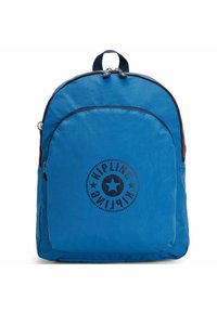 Sac à dos en nylon bleu avec une forme arrondie, une poignée supérieure et une poche zippée à l'avant avec un design de logo circulaire. Les tirettes de zip sont contrastées.