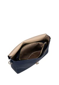 Borsa a tracolla in pelle blu con un rivestimento beige e più scomparti. Presenta hardware e cerniere dorate per la chiusura e l'organizzazione.