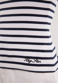 Tereva ribaga maika tumesinis valgete triipudega, mille allservas on tikitud "Big Star" logo. Slim fit disain ja pehme tekstuur.