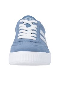 Baskets en daim bleu avec lacets blancs et semelle blanche, vues de face, avec deux bandes blanches sur le côté.