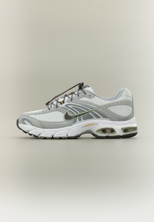 Nike Sportswear, NIKE AIR MAX MOTO 2K SE TECH - Sneakers laag - summit white newsprint-smoke grey-jade horizon-flat pewter-laser orange