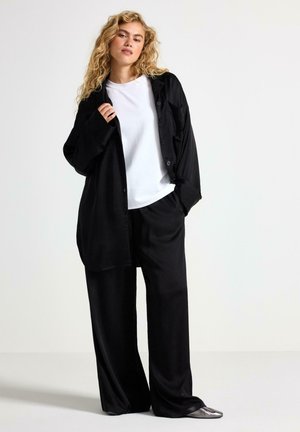 WIDE - Pantaloni - black