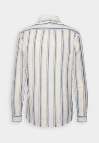 Camisa de manga larga a rayas en blanco, azul y gris. Presenta un cuello y unos puños con botones, con rayas verticales de diferentes anchos.