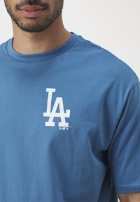 New Era MLB LOS ANGELES DODGERS WORLD SERIES TEE - Equipación de clubes - blue/white