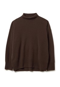 Donkerbruine turtleneck trui met geribbelde manchetten, zoom en kraag, plat gelegd op een witte achtergrond.