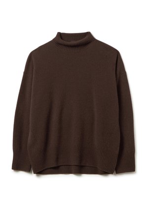 Donkerbruine turtleneck trui met geribbelde manchetten, zoom en kraag, plat gelegd op een witte achtergrond.