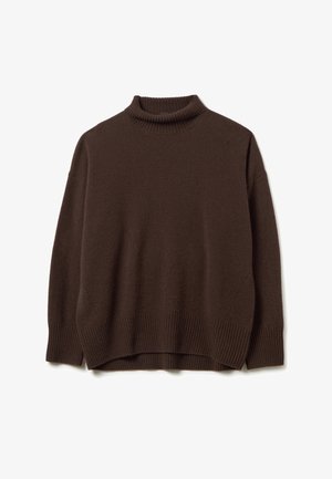 Donkerbruine turtleneck trui met geribbelde manchetten, zoom en kraag, plat gelegd op een witte achtergrond.