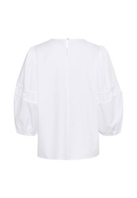 Hvid bluse med pufærmer, rund halsudskæring og knaplukning bagpå, lavet af et glat og let stof.