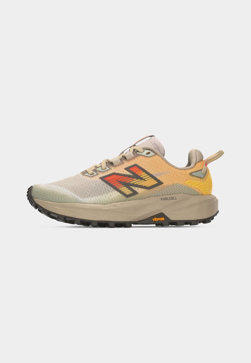 Zapatilla de correr para hombre New Balance en beige y naranja, con suela Vibram y amortiguación FuelCell, vista lateral sobre fondo blanco.