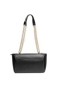 Borsa a mano in pelle nera con finitura texturizzata, dotata di una tracolla in catena dorata e chiusura superiore con zip. Forma rettangolare con design strutturato.