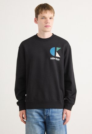 Zwarte sweatshirt met ronde hals, voorzien van een gekleurd logo en tekst op de linkerborst. Glad materiaal, relaxte pasvorm en lange mouwen.