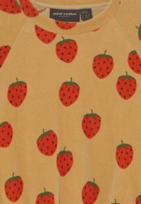 Sudadera de tela amarilla con un patrón repetido de fresas rojas con hojas verdes. Cuello redondeado y textura suave.