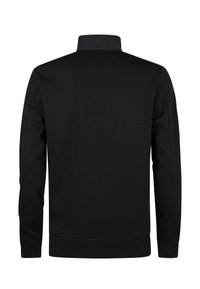 Sudadera negra con cuello alto, hecha de una tela suave. Presenta puños y dobladillo acanalados, con una textura lisa y sin patrones visibles.