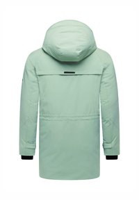 Miętowa parka z kapturem, o prostym kroju, z długimi rękawami i czarnymi akcentami. Gładka faktura z minimalnymi detalami.