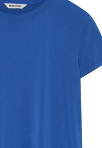 Zils īsām piedurknēm T-krekls, izgatavots no mīksta auduma, ar apaļu kakla izgriezumu un gludu tekstūru. Uzņēmuma zīme kakla malā.