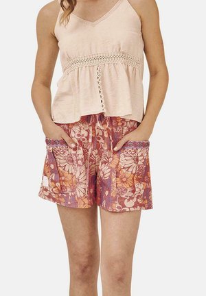Top sin mangas de color rosa claro con detalles de encaje y dobladillo acampanado, combinado con pantalones cortos de flores en naranja y púrpura, con bolsillos.