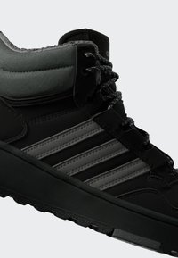 Crno-sivi tenisice visokog rezanja s podstavljenim ovratnikom, reflektirajućim prugama sa strane i crnim vezicama za zatvaranje.