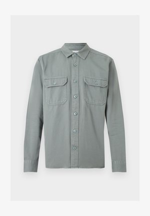 Hellgraues Hemd mit langen Ärmeln, Knopfleiste, Kragen und zwei vorderen Taschen mit Knopflappen, flach auf weißem Hintergrund präsentiert.