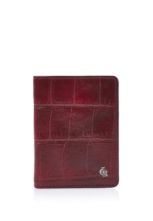Bordeaux leren portemonnee met een krokodillenpatroon textuur en een klein zilveren "CB"-logo rechtsonder.